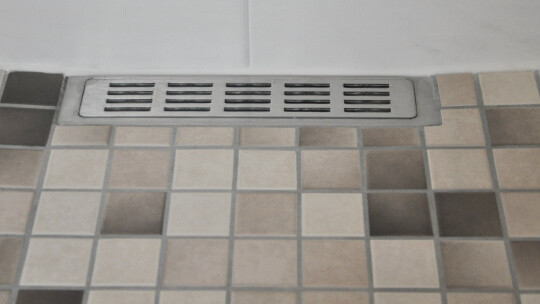 FESA – Das Fliesenteam sorgt im Raum Leipzig dafür, dass das alters­ge­rechte Bad mit Null­barriere kein Wunschtraum bleibt.