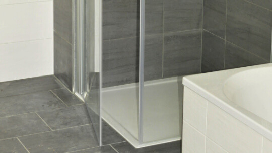 Als Fliesenleger aus Leipzig/‌Mark­klee­berg bieten wir Ihnen alle Moderni­sierungs­maß­nahmen aus einer Hand, in Zusammenarbeit mit FESA – Die Komfortinstallateure®.